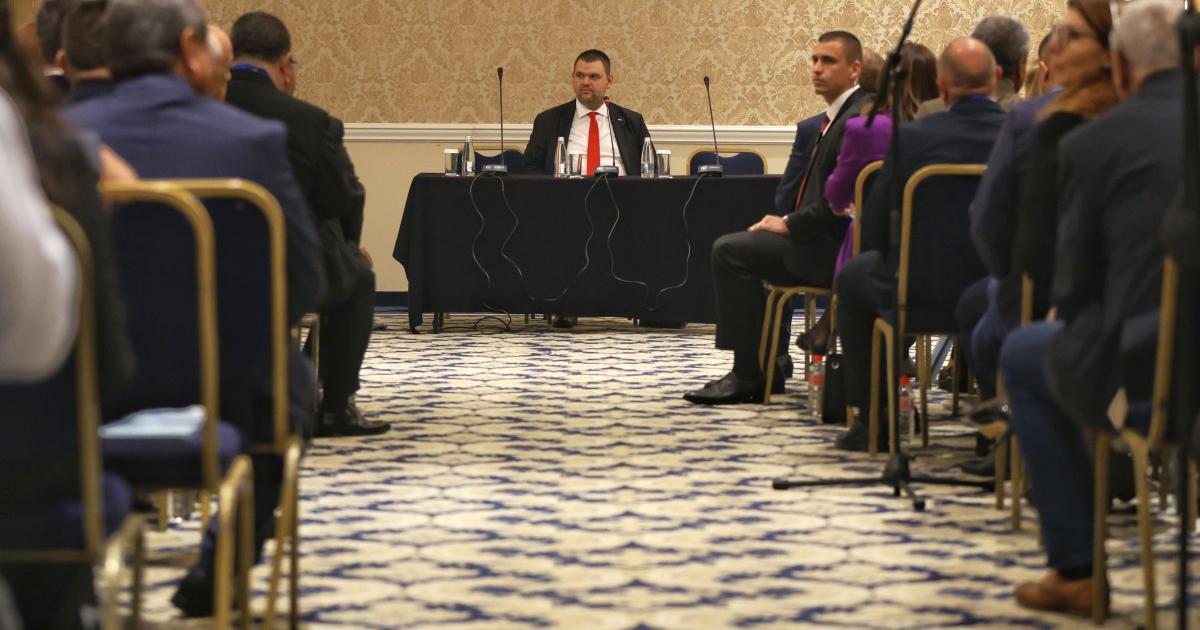 Председателят на парламентарната група на ДПС Делян Пеевски ще се