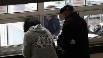 Бизнесът иска чиновниците също да плащат осигуровки