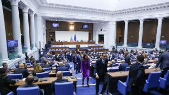 Очаквано коалиционните партньори спасиха правителството