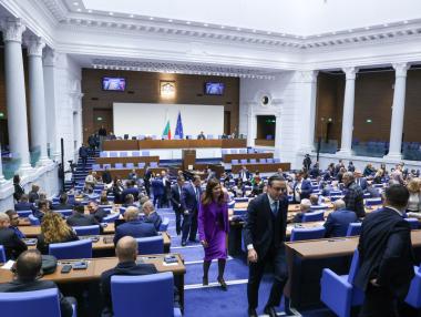 Очаквано коалиционните партньори спасиха правителството