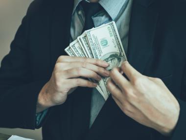 Най-богатите също вече затягат коланите