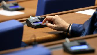 Депутатите одобриха новата минимална пенсия и 3750 лв. таван на осигуровките