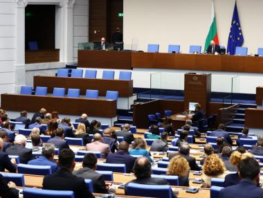 Вечерни новини: НС одобри нова минимална пенсия; МЕУ работи за е-досие на колите