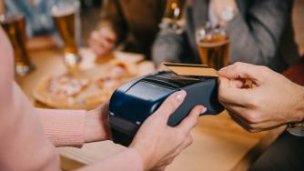 Повечето заведения в България трябва задължително да имат ПОС терминал