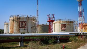 Новините от седмицата: „Лукойл“ се продава, Нови данъчни изисквания за фирмите; Сагата „Булсатком“