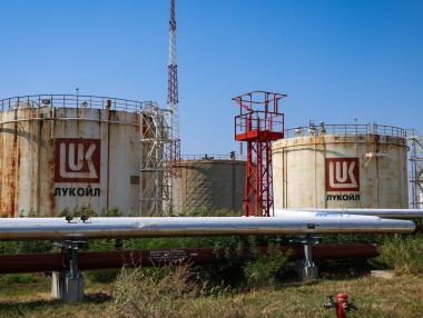 Новините от седмицата: „Лукойл“ се продава, Нови данъчни изисквания за фирмите; Сагата „Булсатком“