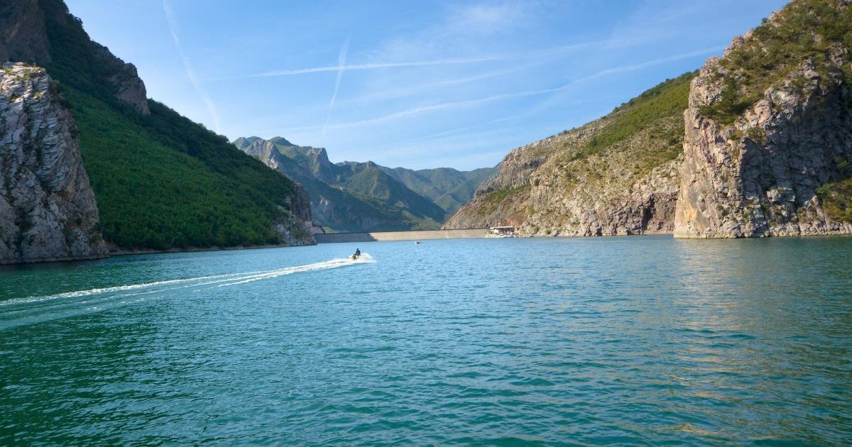 Пищната Алида Исмаилай помага на френски репортер да пресече границата