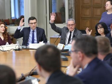 „Взривяваме бюджета“: Депутатите не се разбраха за осигурителните прагове за 2024 г.