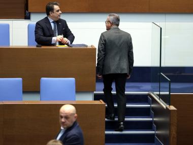 Депутатите вдигнаха корпоративния данък за големите компании на 15%