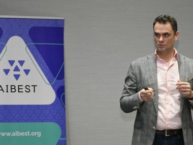 Бизнесът с изнесени услуги: Охлаждане на фона на рекорден брой заети 