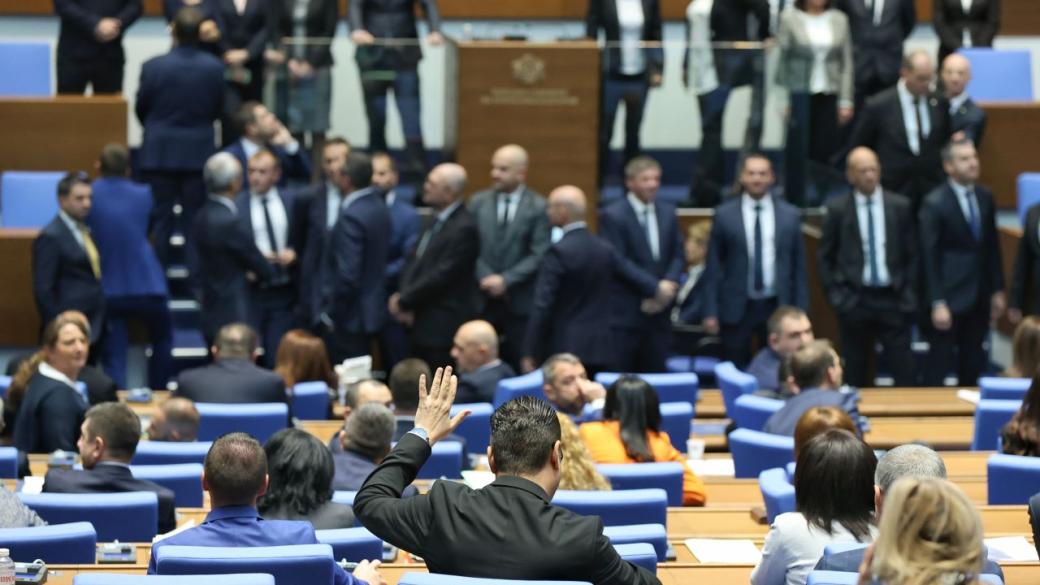 За пети път депутатите гласуваха сроковете на дерогацията за „Лукойл“