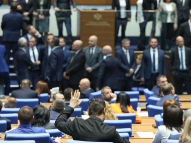 За пети път депутатите гласуваха сроковете на дерогацията за „Лукойл“