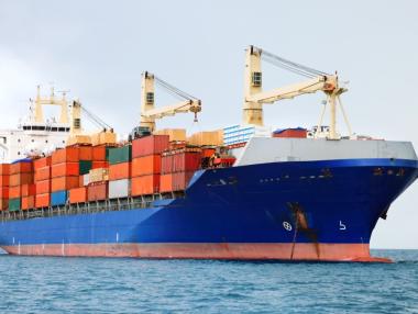 Как търговските кораби може да се предпазят от атаки в открито море?