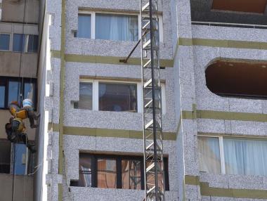 Санирай трудно