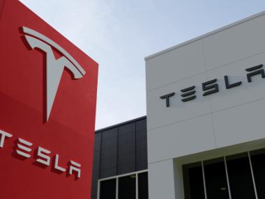 Tesla има заден план за спечелване на войната на електромобилите