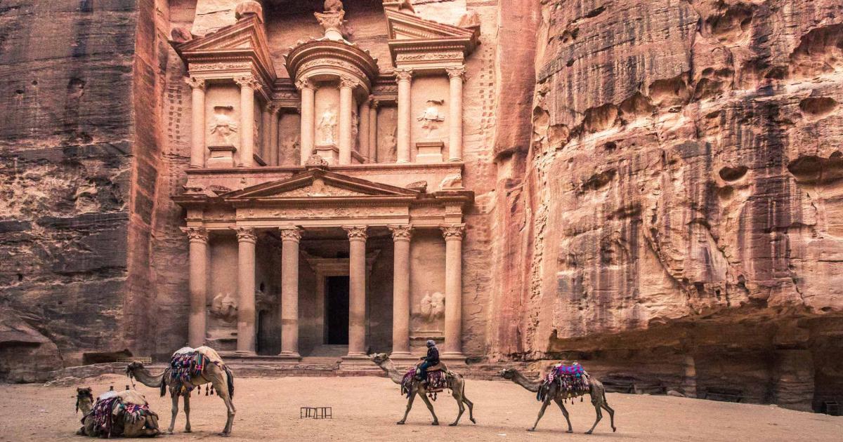 Сред пясъчните скали на Петра група бедуини се събират под