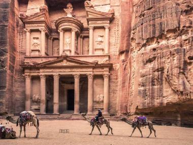 Как TikTok и Airbnb преобърнаха света на бедуините в Петра