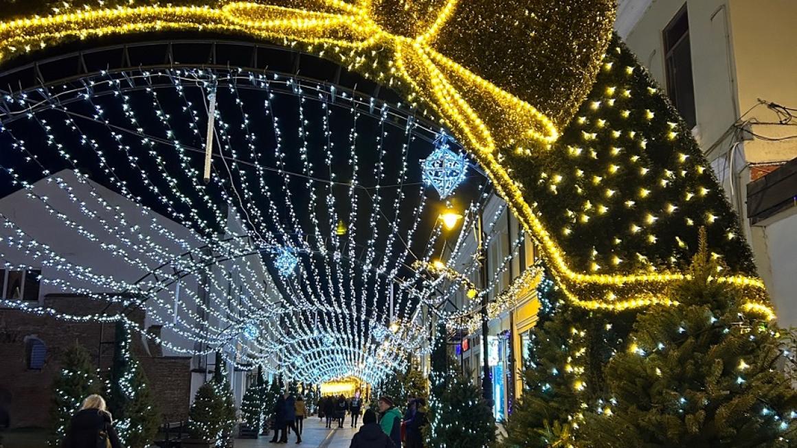 Галерия :: Снимка 5 :: Коледният базар в Крайова: достъпен и пълен с туристи (галерия)}