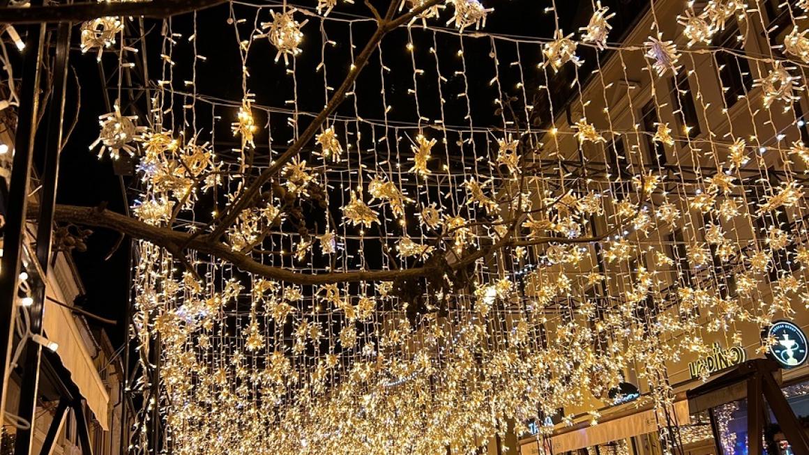 Галерия :: Снимка 6 :: Коледният базар в Крайова: достъпен и пълен с туристи (галерия)}