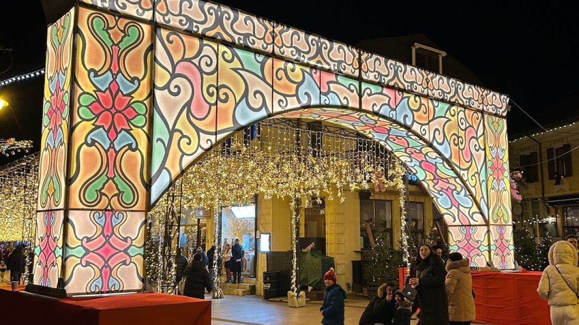 Галерия :: Снимка 8 :: Коледният базар в Крайова: достъпен и пълен с туристи (галерия)}