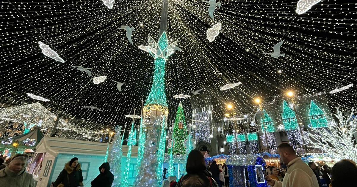 Коледните базари са притегателен център за малки и големи. Освен