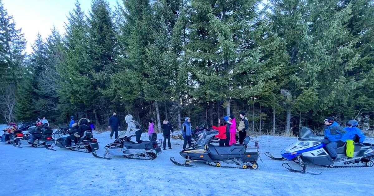 Идеята за планински преходи с моторни шейни в сърцето на