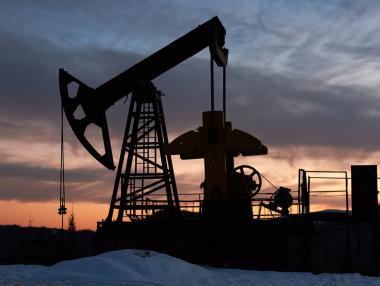 Петролът се движи нагоре заради притесненията за доставките в Близкия изток