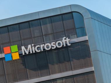 Само 100 млрд. долара делят Microsoft от короната на най-скъпата компания