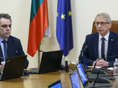 Разходите на правителството през декември счупиха рекорда (инфографика)