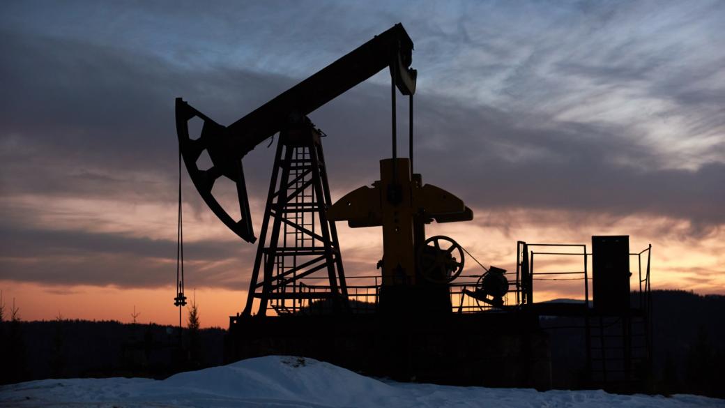 Петролът продължава да расте, движен от данните за запасите в САЩ