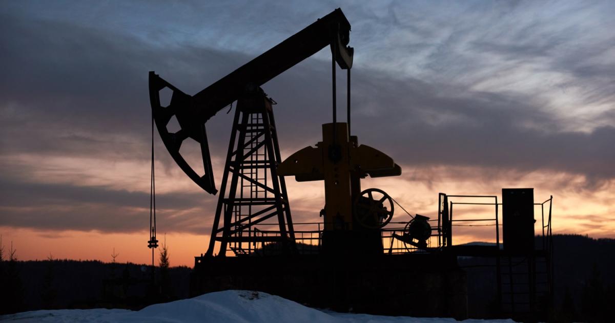 Снимка: Петролът продължава да расте, движен от данните за запасите в САЩ