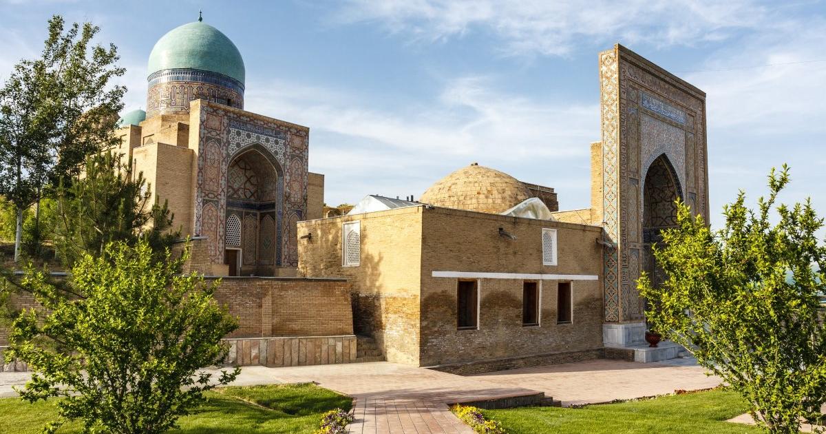 Лекият вятър и тихото ромолене на дъжда придават на древните