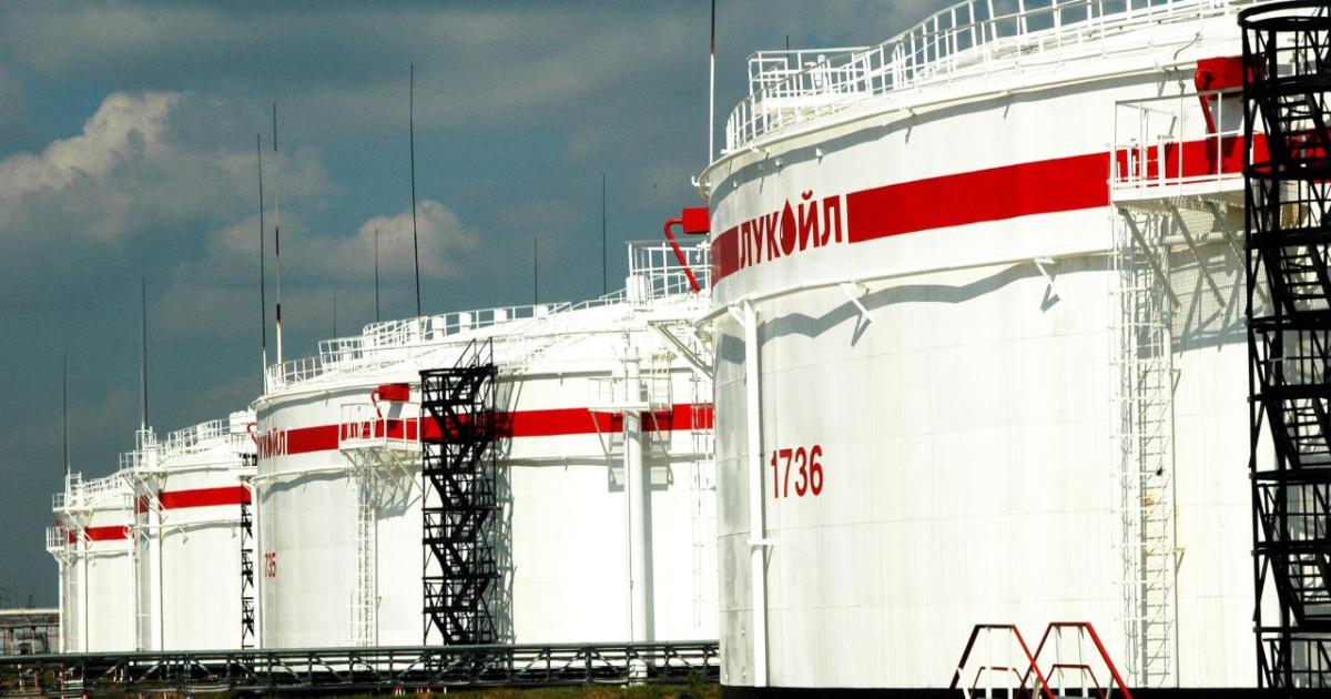 Бургаската рафинерия Лукойл“ вече заменя руския петрол със суровина от