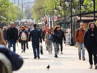 Ръстът на заплатите и потреблението в България ще се забави