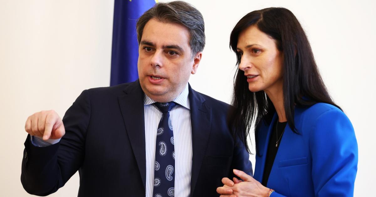 Асен Василев прехвърля ключово звено в МФ на бъдещия премиер