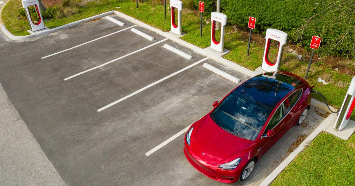 Американският производител на електрически автомобили Tesla отключи повечето от своите