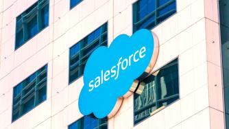 Salesforce съкращава стотици служители