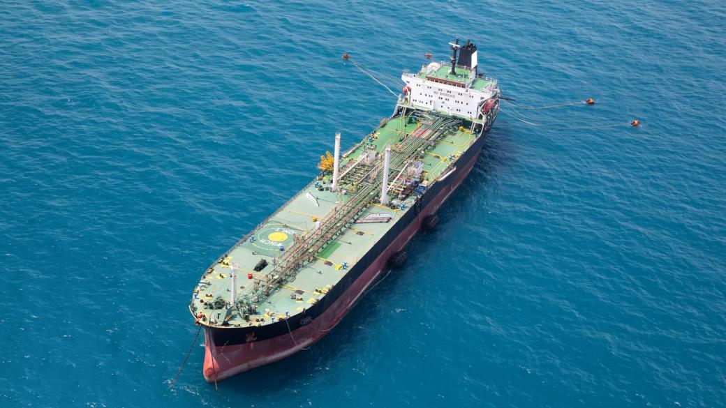 Милиони барели руски петрол се лутат в морето край Корея