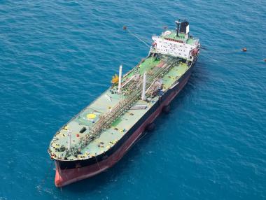 Милиони барели руски петрол се лутат в морето край Корея