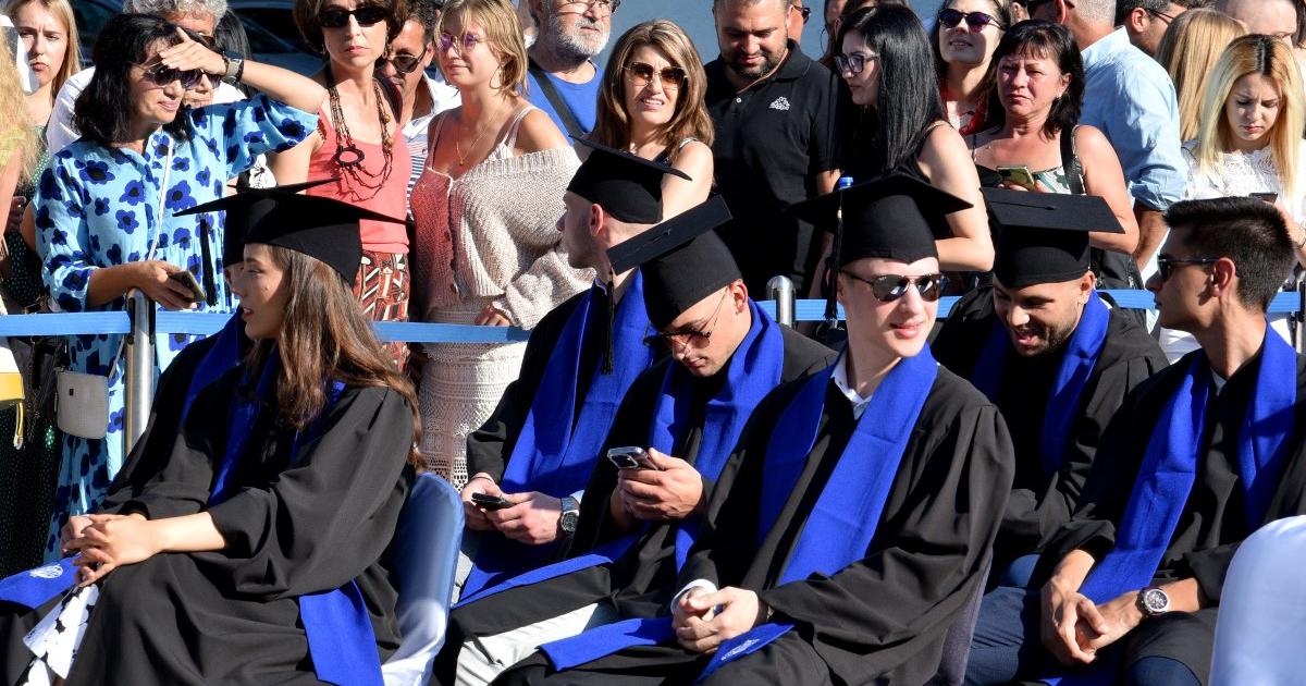 Кабинетът предлага да отпаднат таксите за обучение на студенти и