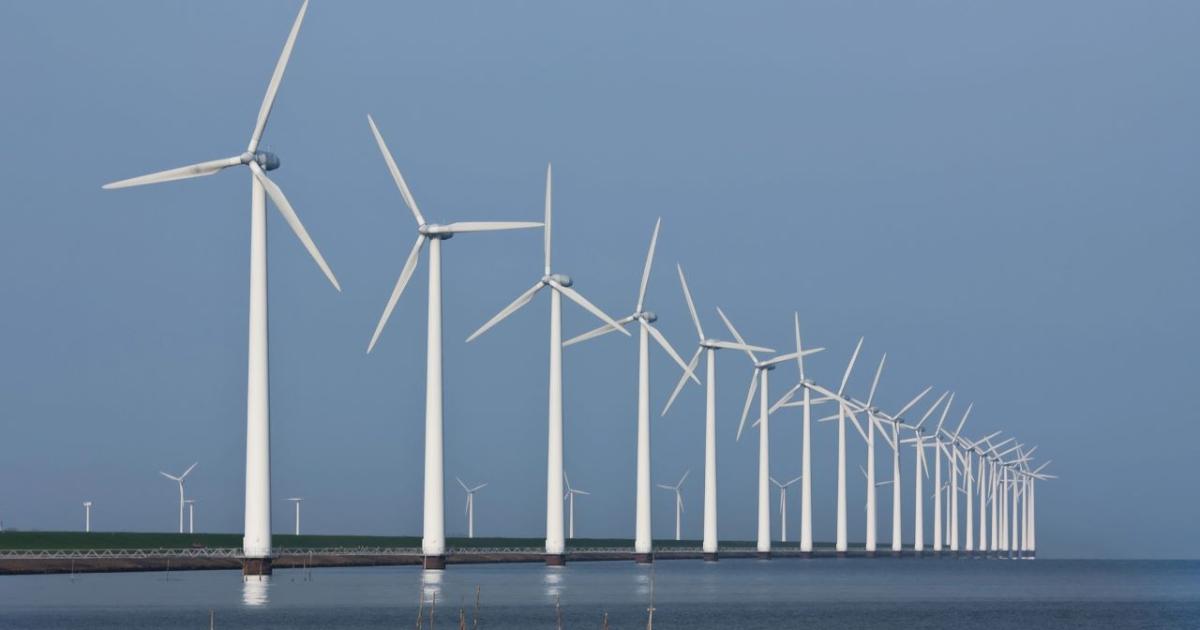 Заставате на плажа, почивате си на хавлията и пред вас,