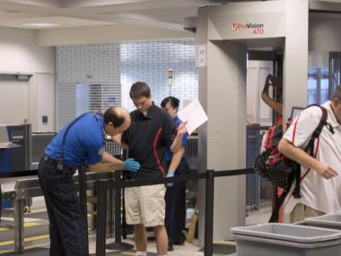 Постепенно отпада ограничението за течности в ръчния багаж на самолета