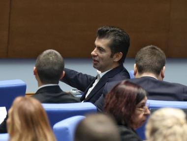Кирил Петков се опитва да повлияе на решението на КЗК за „Булсатком“