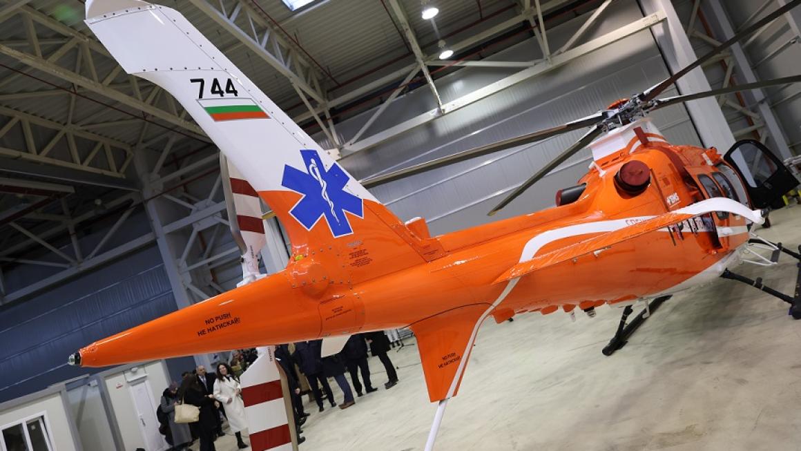 Галерия :: Снимка 3 :: Първият медицински хеликоптер (почти) отваря нова страница в здравеопазването (снимки)}