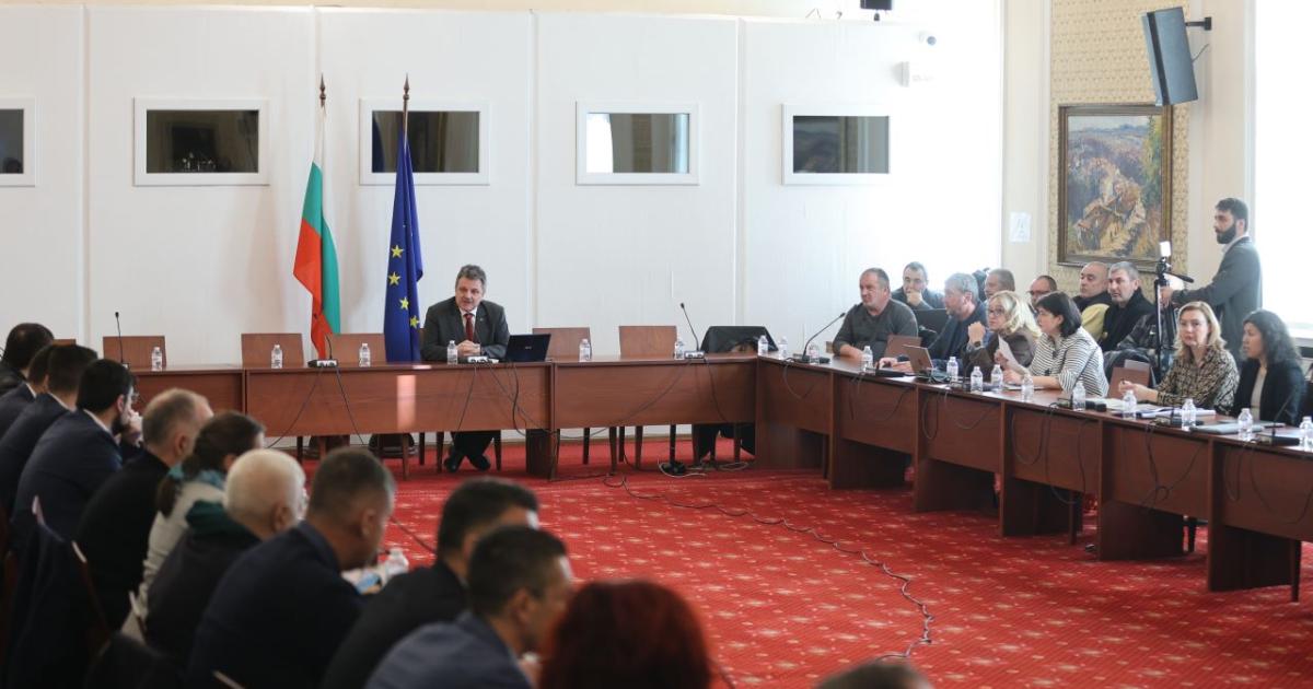 Без особено конструктивен диалог, през спор и с минимум експертни