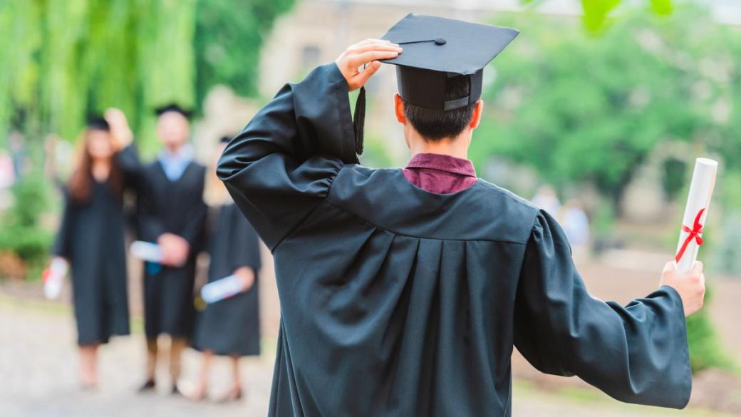 Дипломи на килограм: Каква ще е цената на безплатното висше образование?