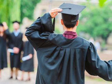 Дипломи на килограм: Каква ще е цената на безплатното висше образование?