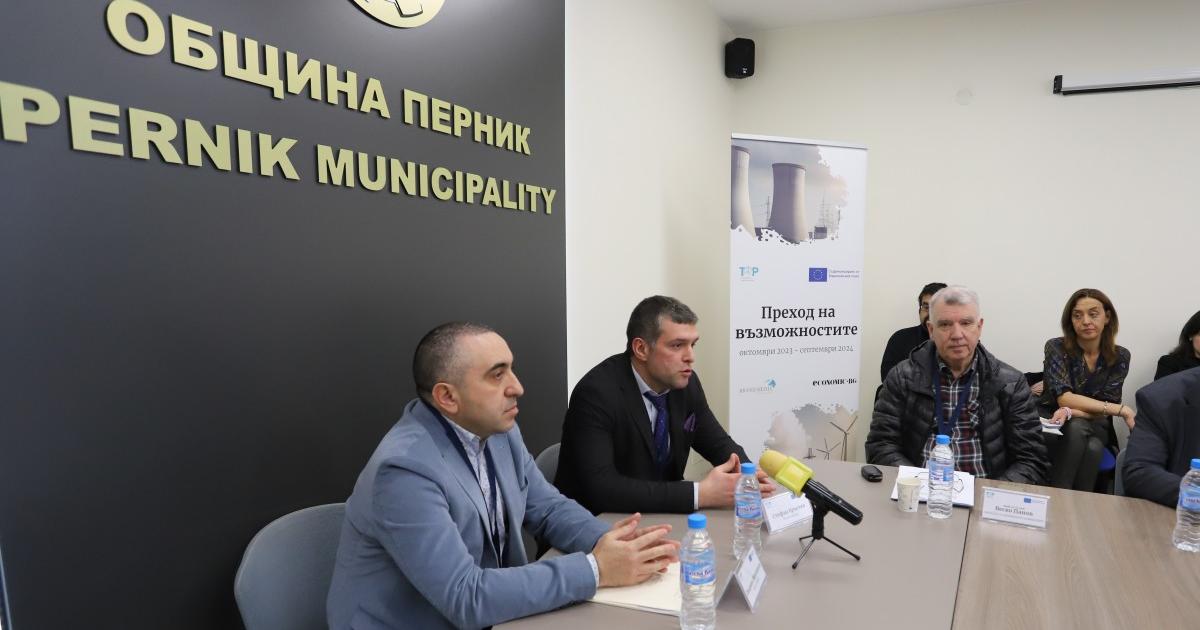 Ние ставаме мост. През нашите кръгли маси задаваме тона за