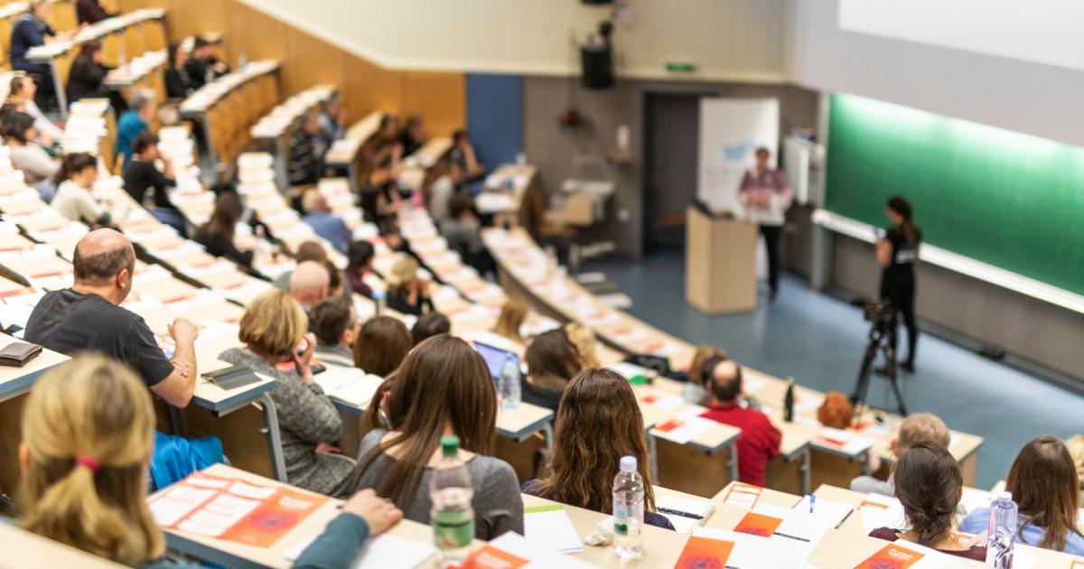 Достъпът до висше образование става все по-наложителен, но цената на