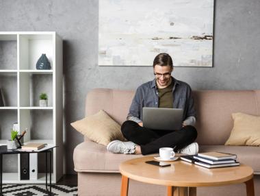 Трябва ли да се намали заплащането на хората, работещи от вкъщи?